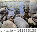 澄んだ浅瀬の石と穏やかな水面 澄んだ浅瀬の石と穏やかな水面 141636139