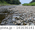 小川が流れる石の河原を低い視点から望む風景 小川が流れる石の河原を低い視点から望む風景 141636141
