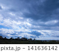 厚い雲の切れ間からのぞく青空 厚い雲の切れ間からのぞく青空 141636142