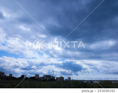 厚い雲の切れ間からのぞく青空 141636142
