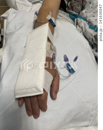 カテーテル治療後の手首の圧迫包帯と止血処置 141636847