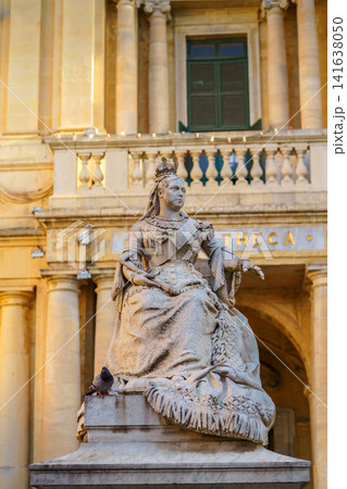 VALLETTA, MALTA - NOVEMBER 12, 2018 - The statue of Queen Victoria in front of the Bibliotheca, in Republic Square at the capital city 141638050