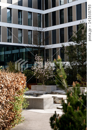 Modern Munich Urban Courtyard Garden - Green Space With Blooming Flowers - Contemporary Bavarian Building Courtyard With Landscaping Design 141638793