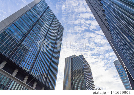 企業の成長を象徴するビジネス街の巨大なモダンビルディング 企業の成長を象徴するビジネス街の巨大なモダンビルディング 141639902