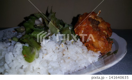 Chicken and vegetables. Rice with grilled chicken and vegetables. It tastes very delicious. Simple food. Chicken and vegetables. Rice with grilled chicken and vegetables. It tastes very delicious. Simple food. 141640635