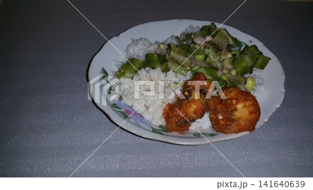 Chicken and vegetables. Rice with grilled chicken and vegetables. It tastes very delicious. Simple food. Chicken and vegetables. Rice with grilled chicken and vegetables. It tastes very delicious. Simple food. 141640639