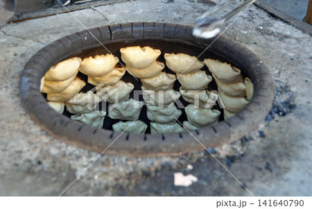 中国・新疆ウイグル自治区の伝統的な焼き包子・サムサ 中国・新疆ウイグル自治区の伝統的な焼き包子・サムサ 141640790
