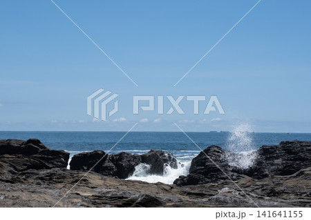 神奈川県三浦半島の岩に打ち寄せる荒波 波しぶき 141641155