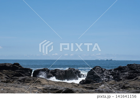 神奈川県三浦半島の岩に打ち寄せる荒波 波しぶき 141641156