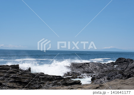 神奈川県三浦半島の岩に打ち寄せる荒波 波しぶき 神奈川県三浦半島の岩に打ち寄せる荒波 波しぶき 141641177