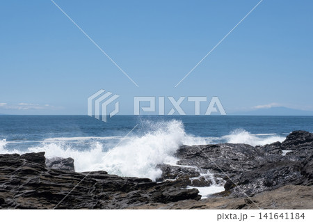 神奈川県三浦半島の岩に打ち寄せる荒波 波しぶき 141641184