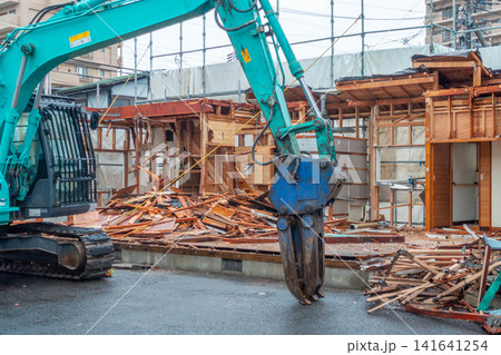 木造住宅 解体作業 油圧ショベル 解体用つかみ機 グラップル フォーク 木造住宅 解体作業 油圧ショベル 解体用つかみ機 グラップル フォーク 141641254