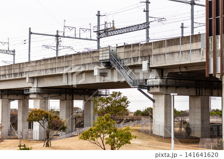 新幹線の高架橋と架線柱(筑後船小屋駅前・ローアングル) 新幹線の高架橋と架線柱(筑後船小屋駅前・ローアングル) 141641620