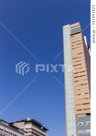青空と高層ビル群の風景 コピースペース 縦位置 青空と高層ビル群の風景 コピースペース 縦位置 141641621