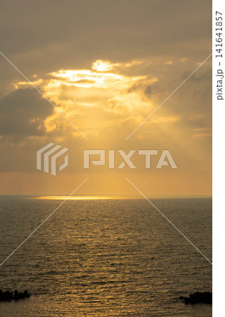 瀬波温泉から見る夕焼けの空と海 新潟県村上市 瀬波温泉から見る夕焼けの空と海 新潟県村上市 141641857