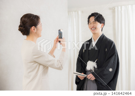 紋付袴の若い男性と母親 紋付袴の若い男性と母親 141642464