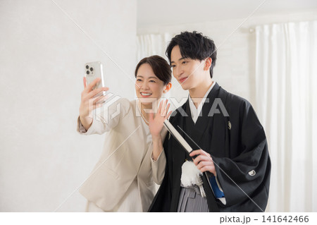 紋付袴の若い男性と母親 紋付袴の若い男性と母親 141642466
