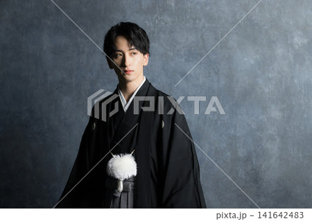紋付袴の若い男性 紋付袴の若い男性 141642483
