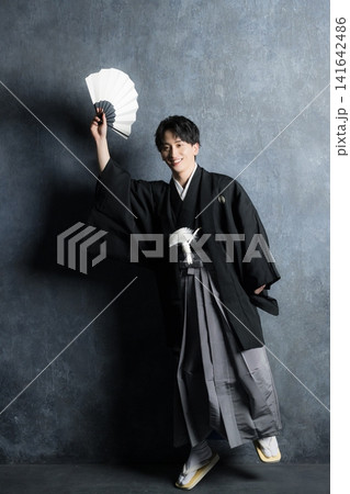紋付袴の若い男性 紋付袴の若い男性 141642486