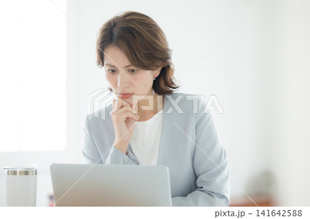仕事をする女性 仕事をする女性 141642588