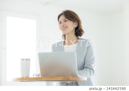 仕事をする女性 仕事をする女性 141642590