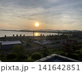 早朝の朝日 141642851