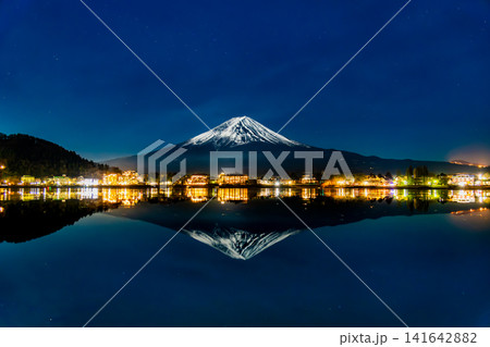 夜の富士山　河口湖の逆さ富士 141642882