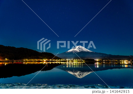 夜の富士山 結氷の河口湖 夜の富士山 結氷の河口湖 141642915