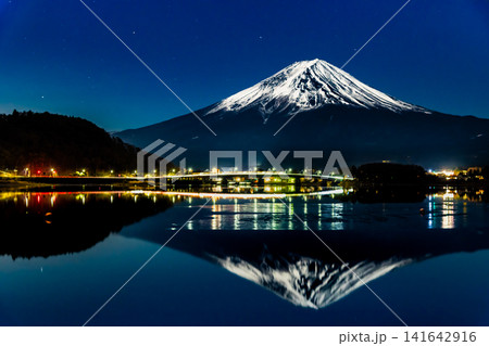 夜の富士山 結氷の河口湖 夜の富士山 結氷の河口湖 141642916