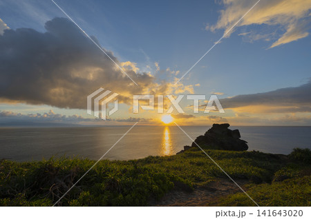岬の岩場に沈む夕日と輝く海（沖縄・石垣島） 141643020