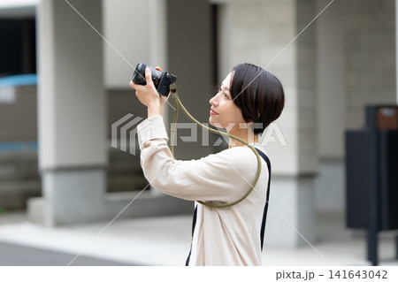 カメラを持った女性 カメラを持った女性 141643042