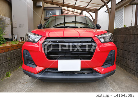 (正面アングル)戸建て住宅のガレージに駐車された赤いコンパクトSUV:マイホームと豊かなカーライフ (正面アングル)戸建て住宅のガレージに駐車された赤いコンパクトSUV:マイホームと豊かなカーライフ 141643085