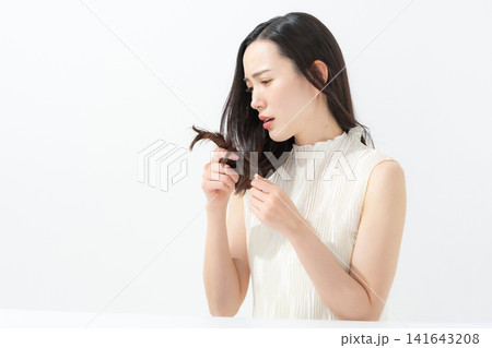 女性 ヘアケア 女性 ヘアケア 141643208