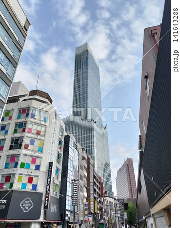 高層ビルがそびえる都市の街並み　地域情報・ビジネス・観光PR・都市開発素材に 141643288