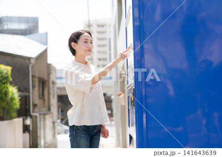 自販機でドリンクを買う女性 自販機でドリンクを買う女性 141643639