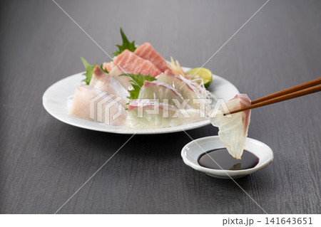 たいの刺身を醤油につけるイメージ たいの刺身を醤油につけるイメージ 141643651
