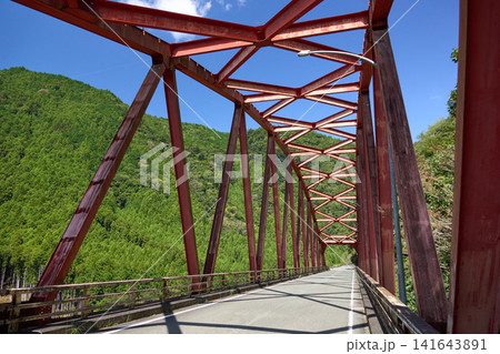 夏の山間部に架かった赤い橋 夏の山間部に架かった赤い橋 141643891