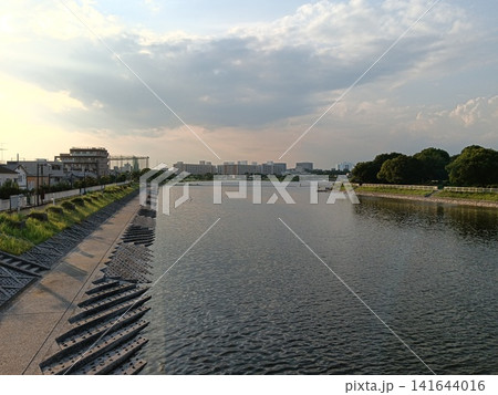 都市を流れる河川と護岸の風景 地域情報・防災・都市インフラ・観光PR素材に 都市を流れる河川と護岸の風景 地域情報・防災・都市インフラ・観光PR素材に 141644016