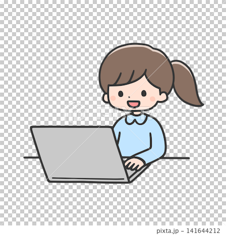 ノートパソコンを操作する笑顔の女の子 ノートパソコンを操作する笑顔の女の子 141644212