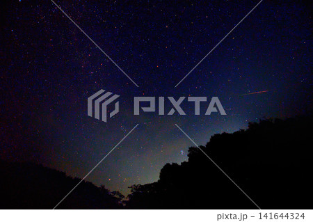 夜空を横切る赤い流星と満天の星(ペルセウス座流星群) 夜空を横切る赤い流星と満天の星(ペルセウス座流星群) 141644324