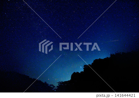 流れ星と夏の天の川（ペルセウス座流星群） 141644421