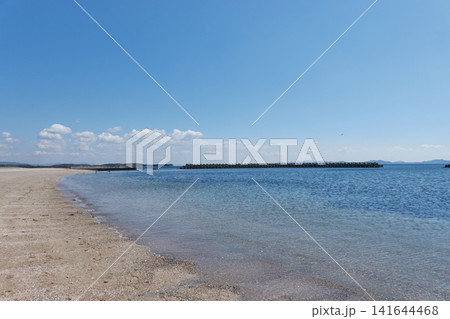 日間賀島 遠浅の砂浜 防波堤 日間賀島 遠浅の砂浜 防波堤 141644468