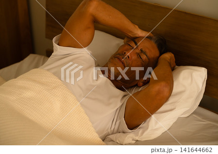 ベッドで眠るシニア男性 ライフスタイルイメージ ベッドで眠るシニア男性 ライフスタイルイメージ 141644662