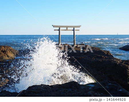 大洗 神磯の鳥居 荒波 大洗 神磯の鳥居 荒波 141644928