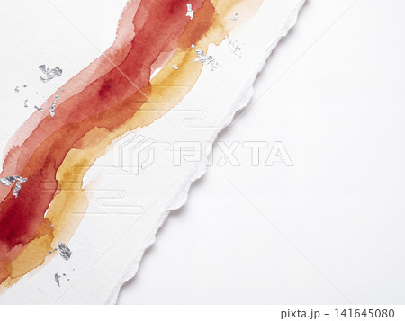 斜めに流れる朱色と琥珀色の水彩とちぎり和紙のエ霞背景 斜めに流れる朱色と琥珀色の水彩とちぎり和紙のエ霞背景 141645080