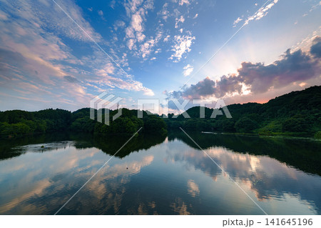 奈良県奈良市の布目ダム堰堤から南の布目湖夕景 超広角ズームレンズ 変わっていく夕焼け空➅ 141645196