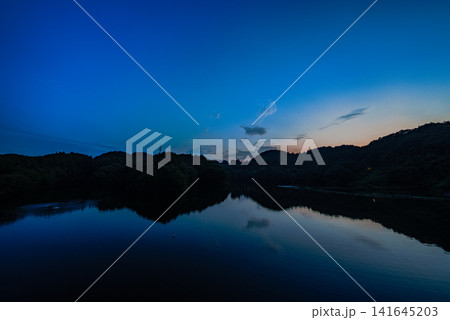 奈良県奈良市の布目ダム堰堤から南の布目湖夕景 超広角ズームレンズ 変わっていく夕焼け空⑬ 141645203
