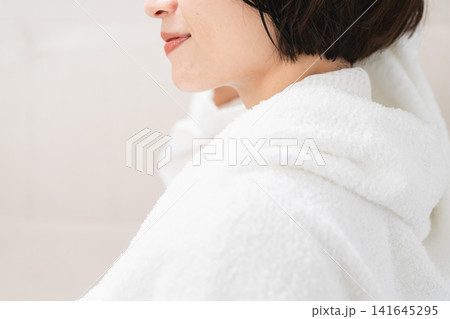 タオルで髪を拭く女性　ライフスタイルイメージ 141645295