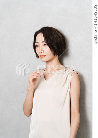 ポージングをするショートヘアの女性 ビューティイメージ ポージングをするショートヘアの女性 ビューティイメージ 141645335