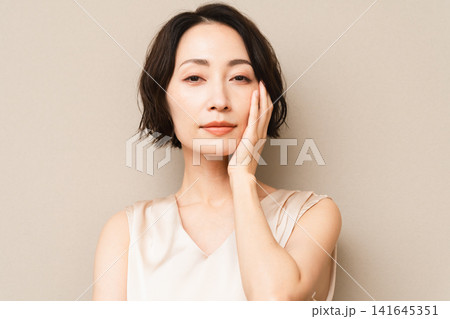 ポージングをするショートヘアの女性　ビューティイメージ 141645351